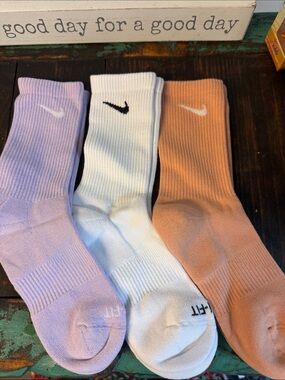 Nike Three-Pack Crew Socks in Lavender, White, Peach